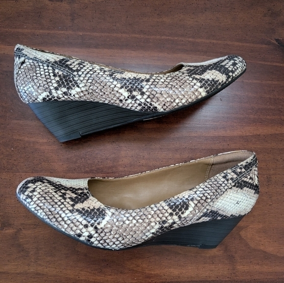 ✨ Clarks Women’s Faux Leather Wedge Pumps – 9.5M, Reptile Print Comfort Heels 👠 - Picture 3 of 11
